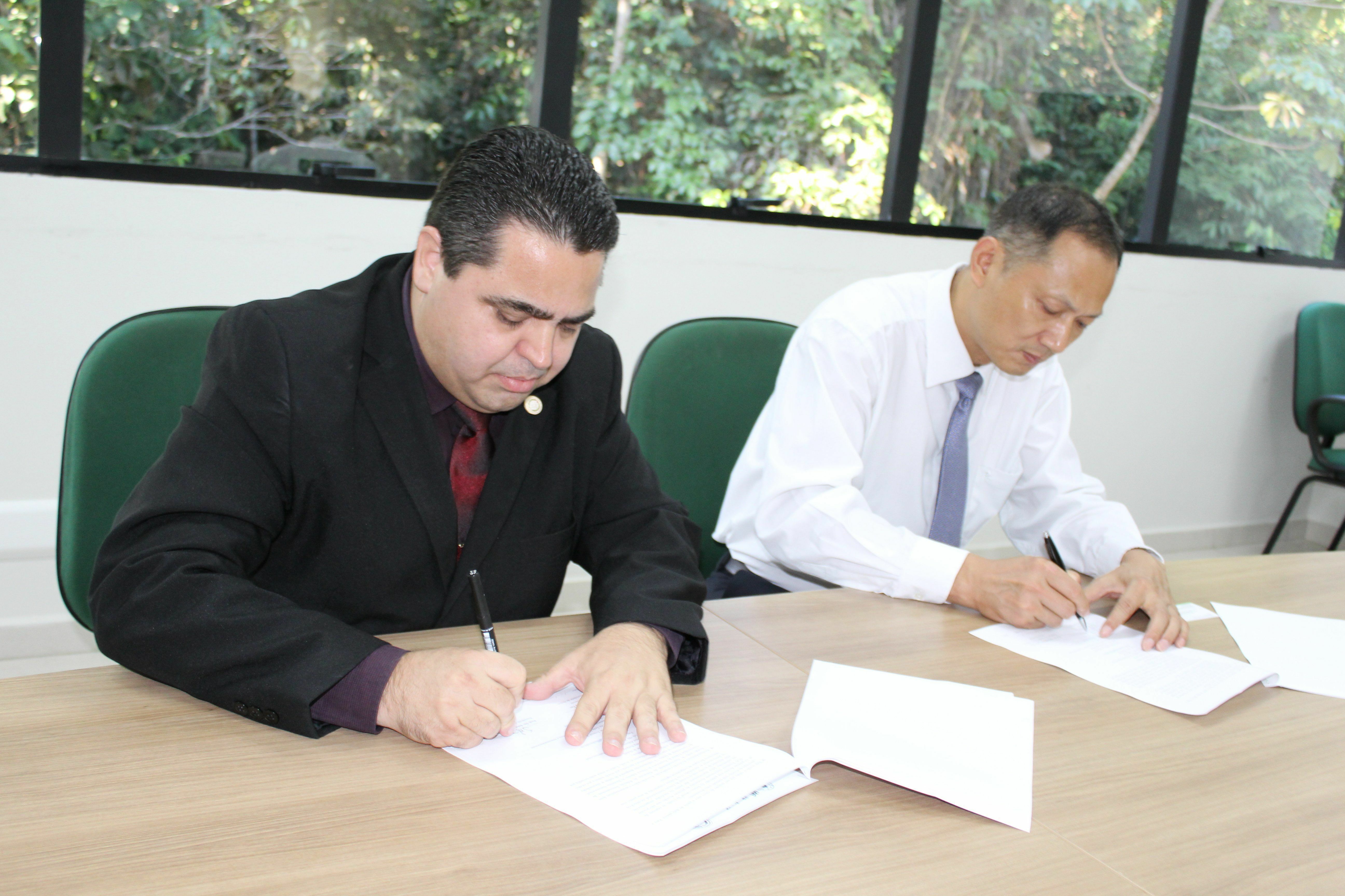 Reitor da Ufam recebeu o vice-reitor da universidade chinesa para assinatura do acordo